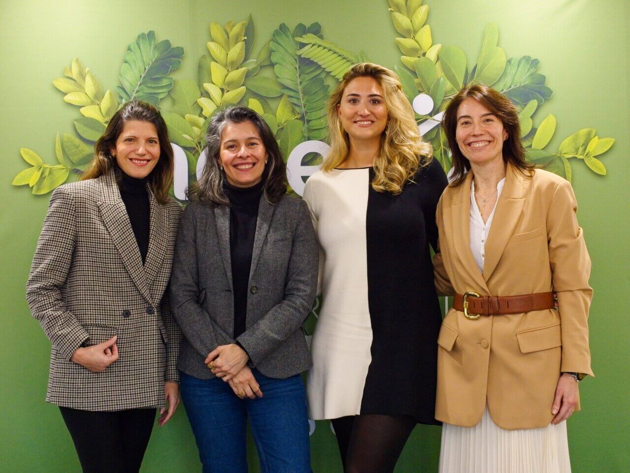 Fotografia de grupo na gravação do Podcast Descarbonizável, com women in ESG